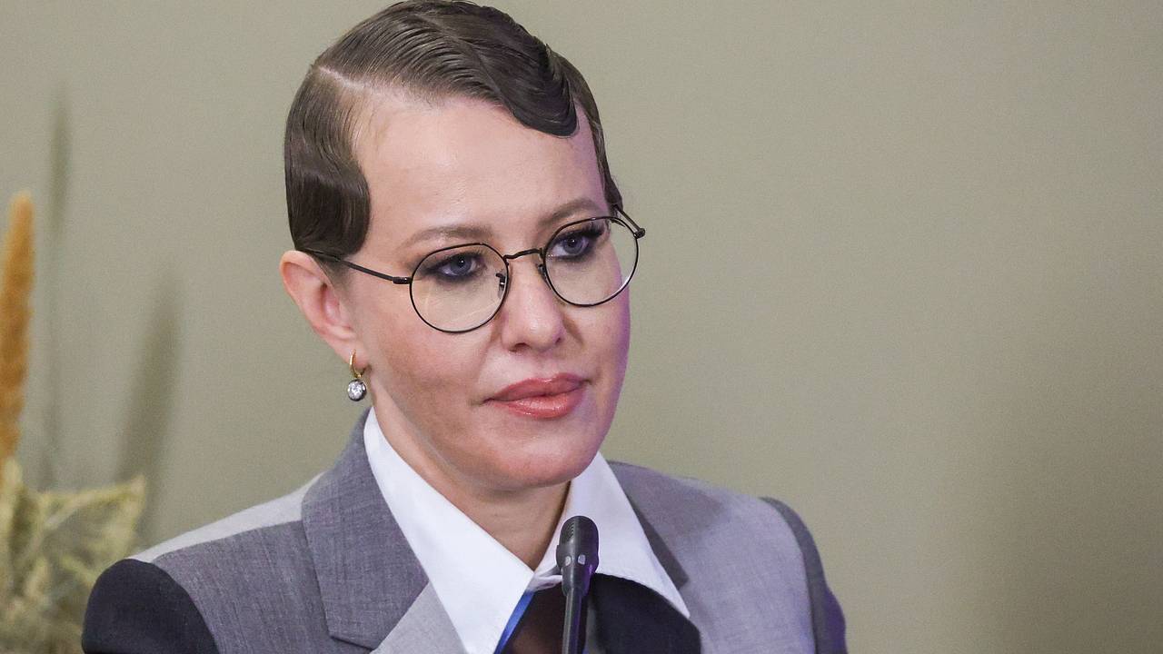 Откровенную позу Собчак на фото высмеяли в сети фразой «чем дурнее, тем моднее»