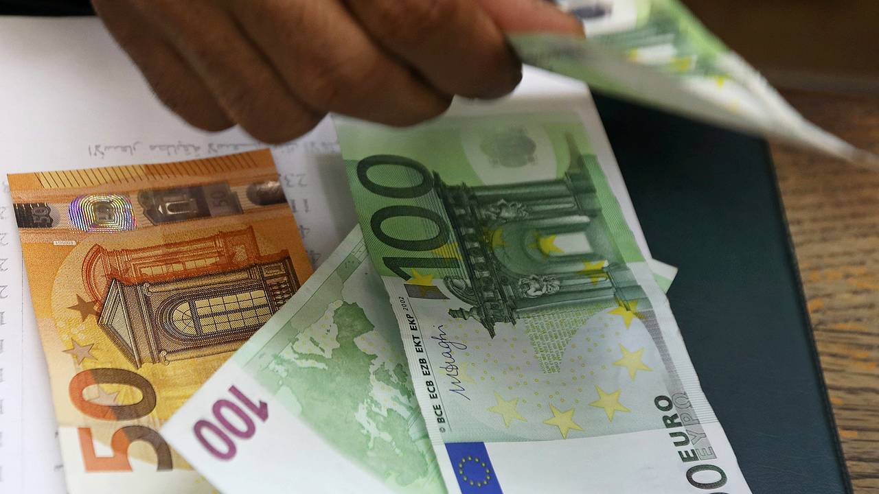Курс евро превысил 100 рублей