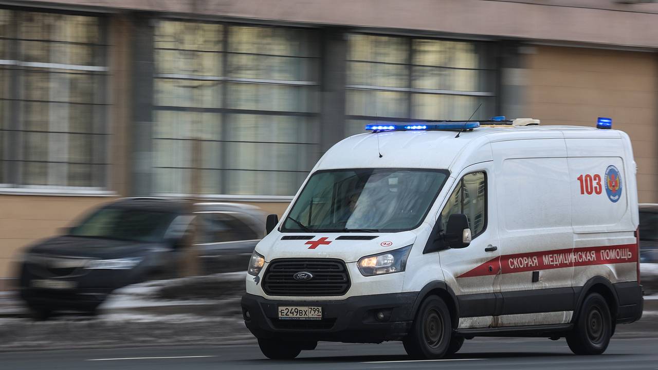 Трехлетний ребенок выпал из окна пятого этажа в Москве и выжил