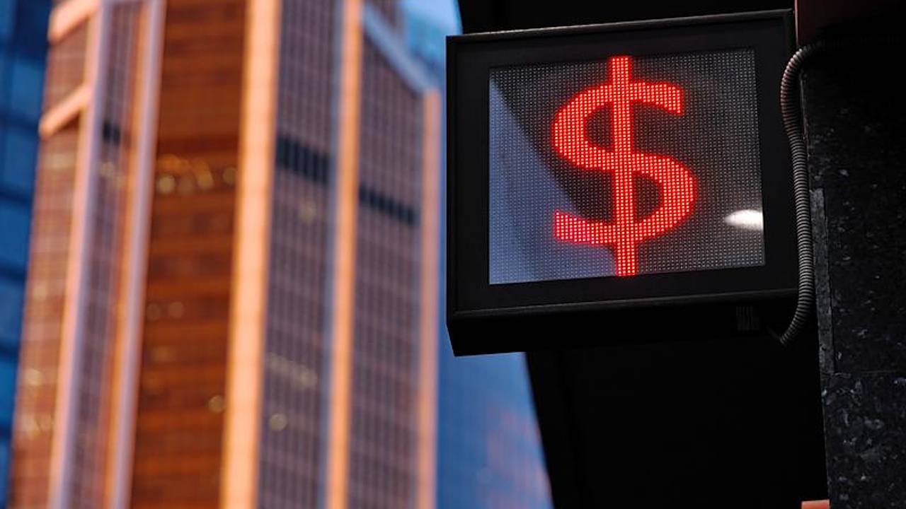 Банк России поднял курс доллара выше 84 рублей