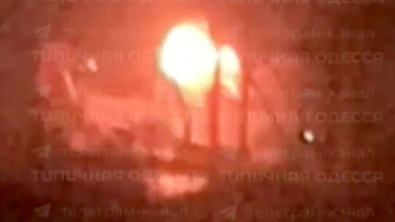 Появилось видео ночных ударов по порту в Одесской области