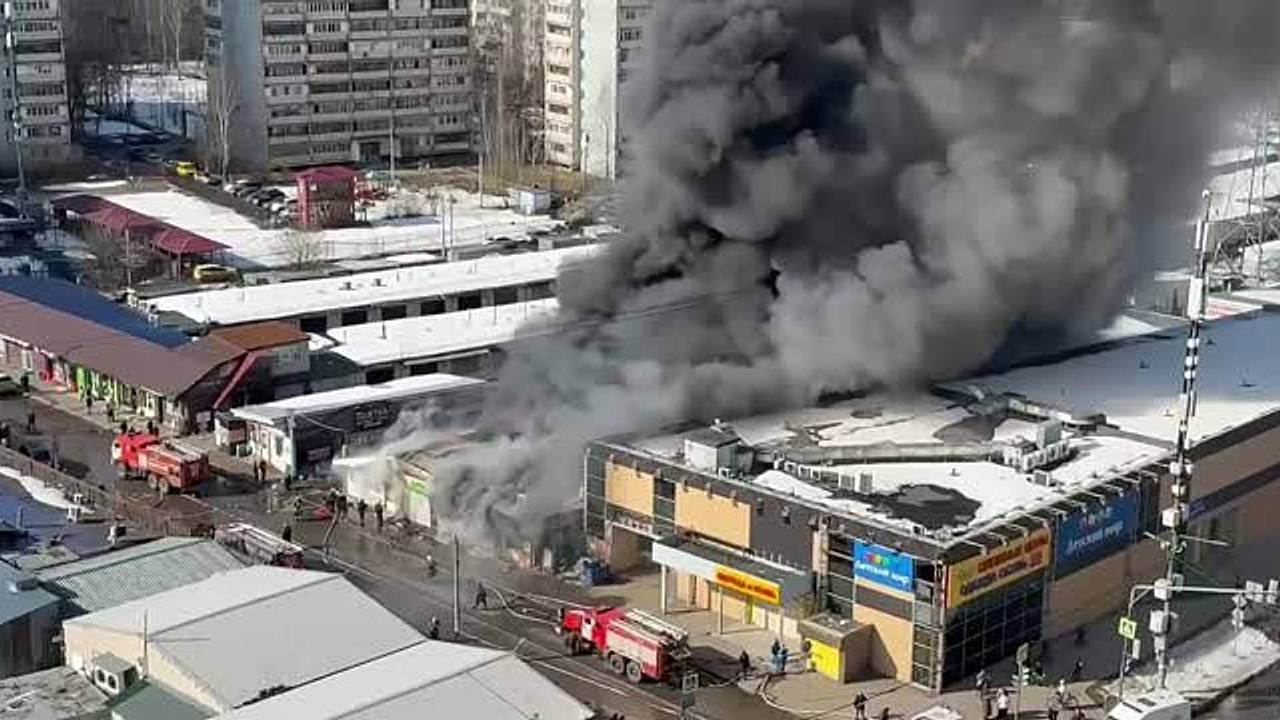 Мощный пожар на рынке в Подмосковье попал на видео