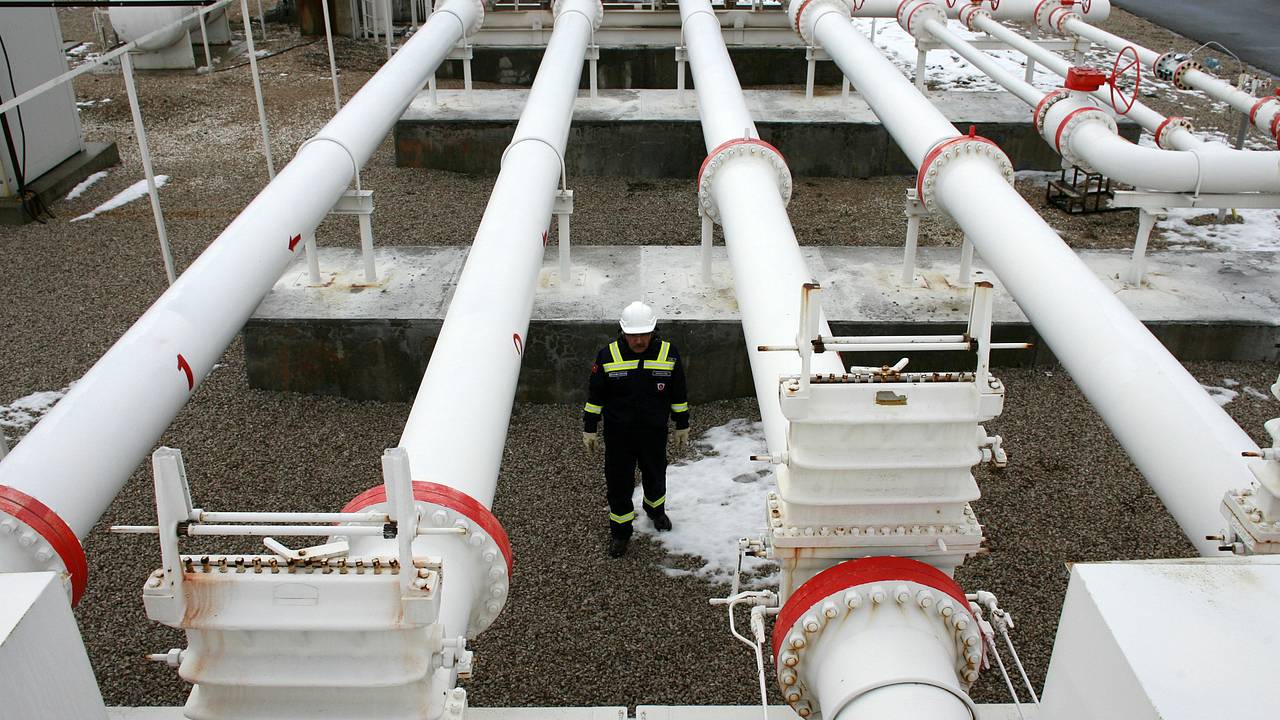 Импортер российского газа вдвое снизил его закупки
