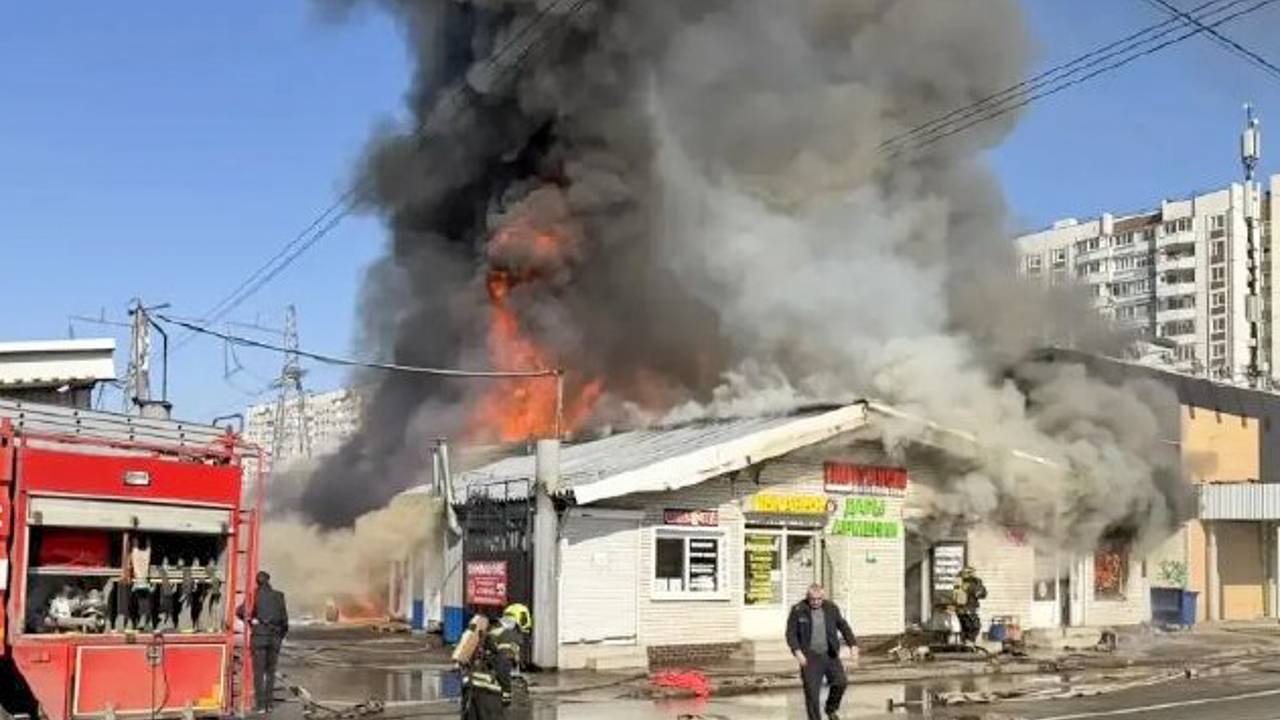 Очевидица рассказала о перекинувшемся на ТЦ пожаре на рынке в Подмосковье