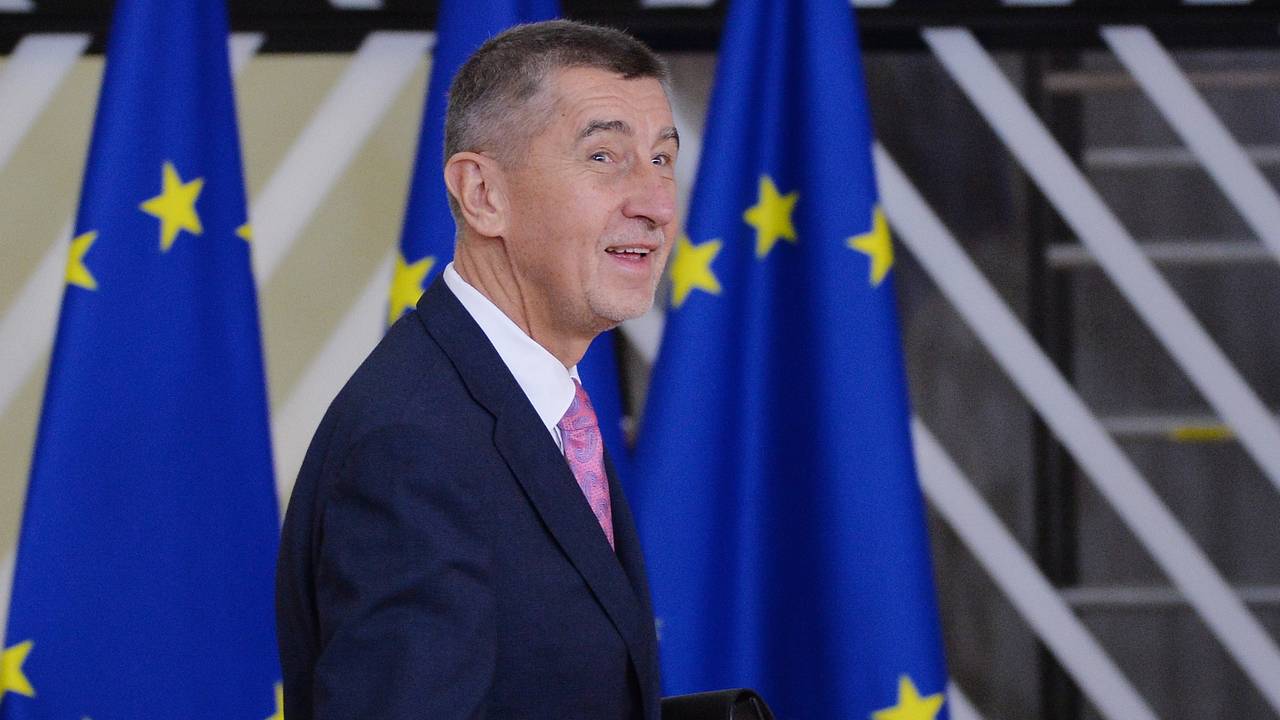 Премьер Чехии развернул самолет в Прагу по одной серьезной причине