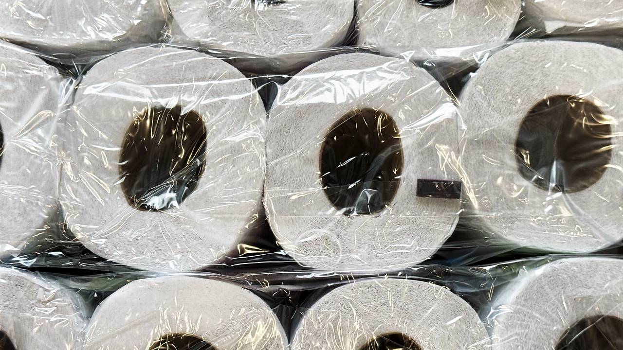 Жители одной страны бросились скупать туалетную бумагу