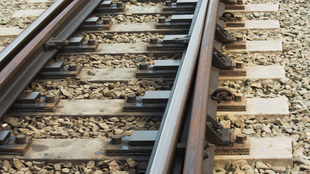 В России мужчина попал под поезд и выжил