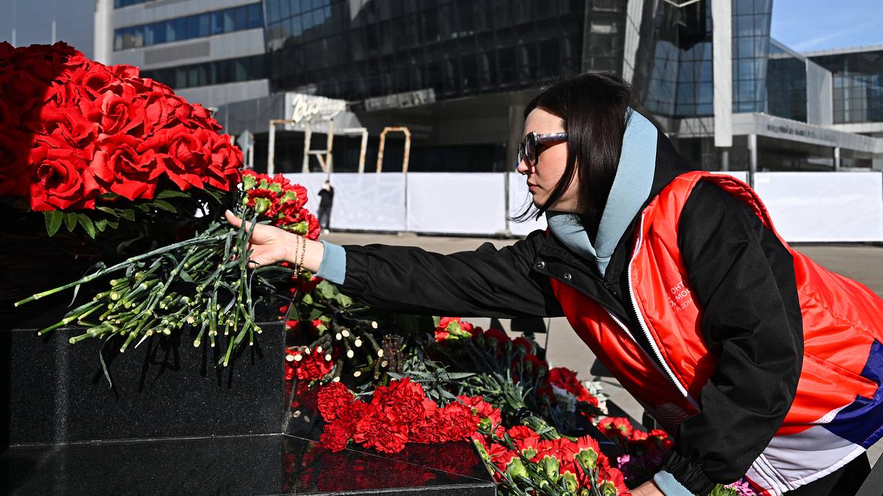 К мемориалу в память о жертвах теракта в «Крокусе» принесли цветы