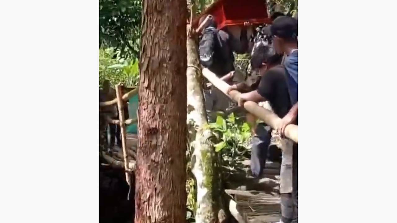 Мост рухнул под похоронной процессией и попал на видео
