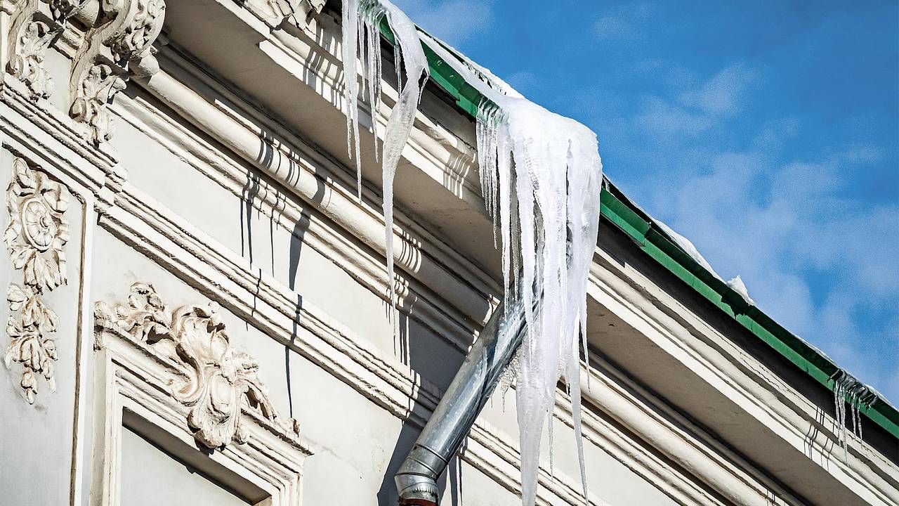 В российском городе глыба льда едва не придавила родителей с младенцем