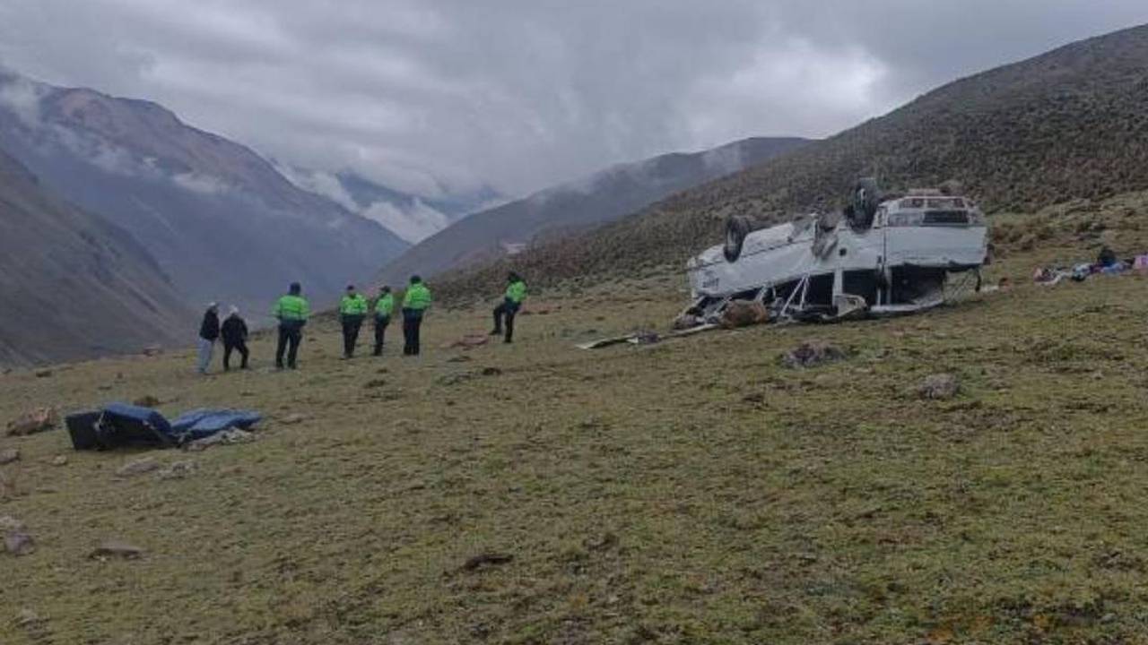 Автобус с туристами упал с обрыва в Перу и попал на видео