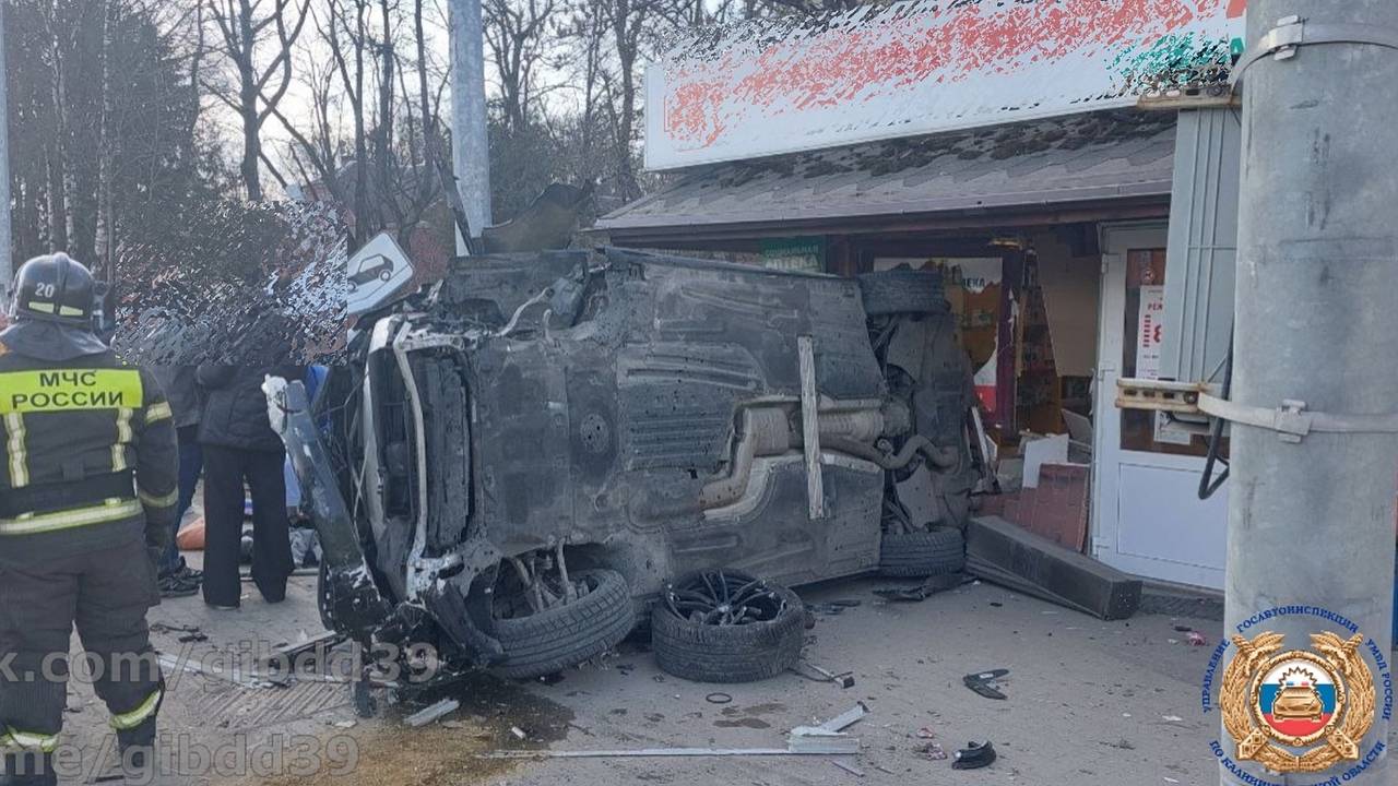 Люди пострадали при вылете автомобиля на остановку в российском городе
