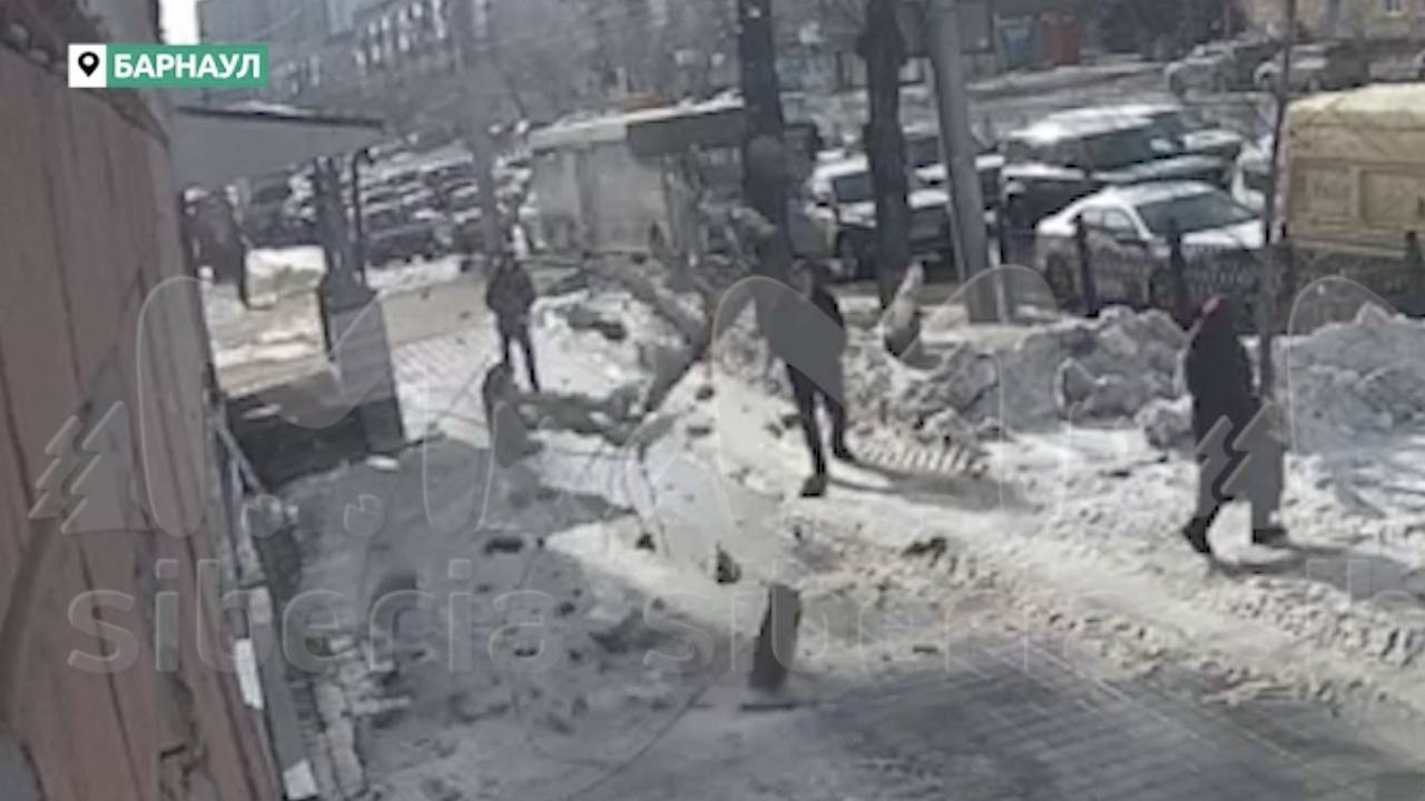 Прохожие едва спаслись от рухнувшей крыши в российском городе