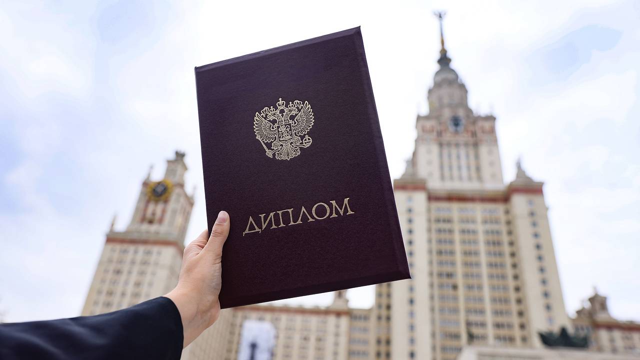 Поступившая в девять лет в МГУ Теплякова открыла практику как психолог