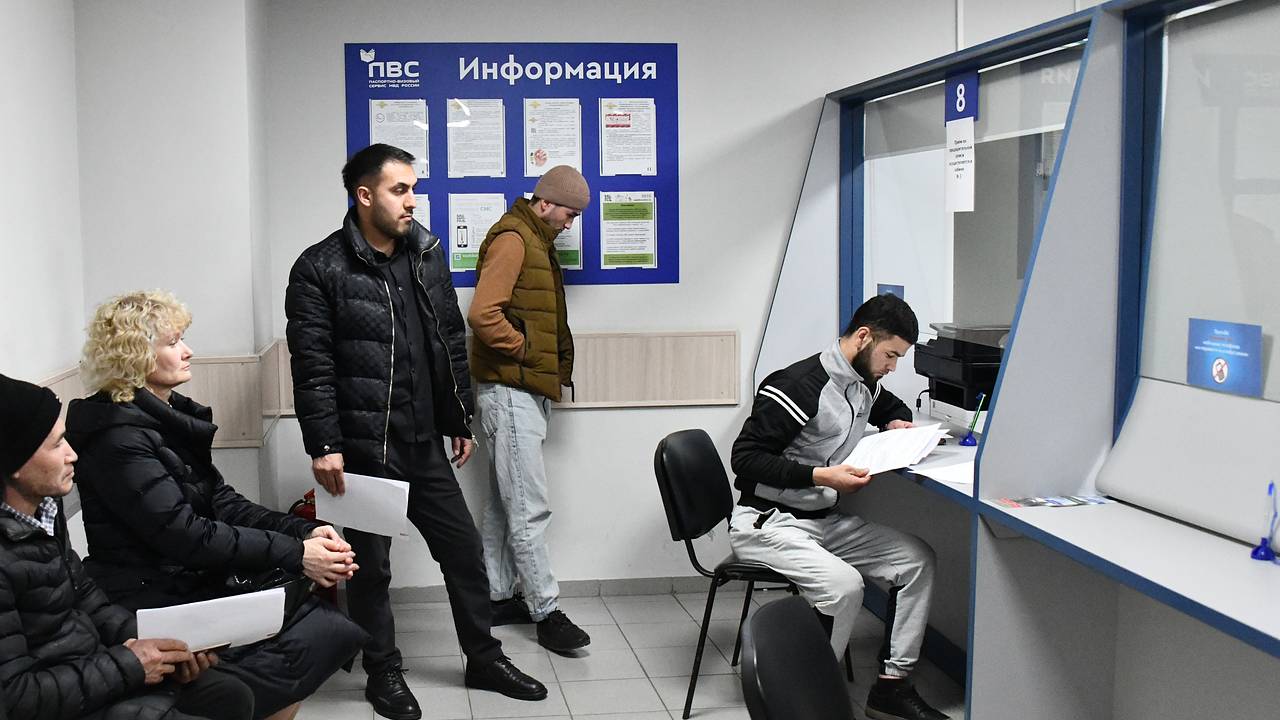 Названы самые высокооплачиваемые мигранты в России
