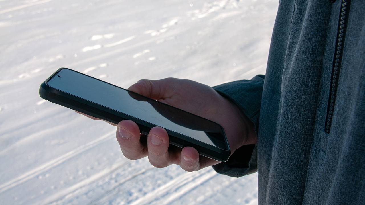 Мошенники начали тайно заражать смартфоны шпионскими софтом