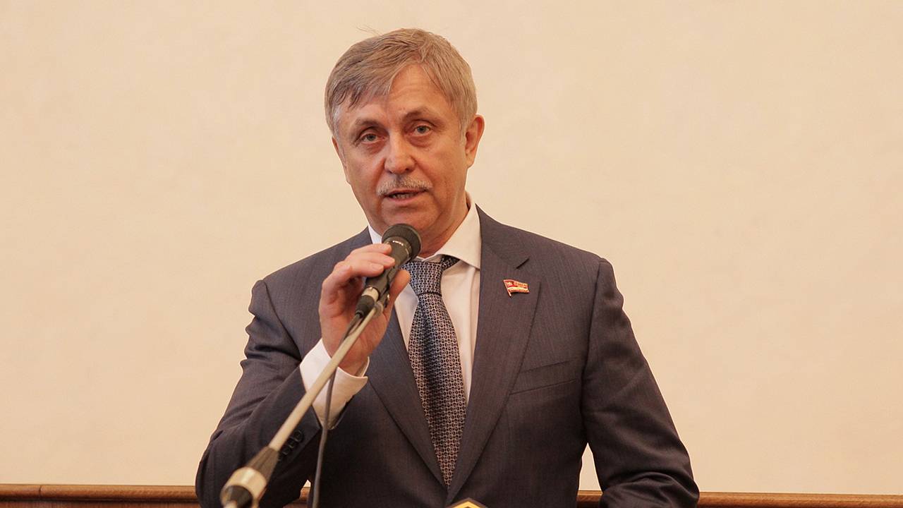 «Решил в свои годы отправиться надолго». 70-летний российский депутат из списка Forbes ушел на СВО. Что об этом известно?