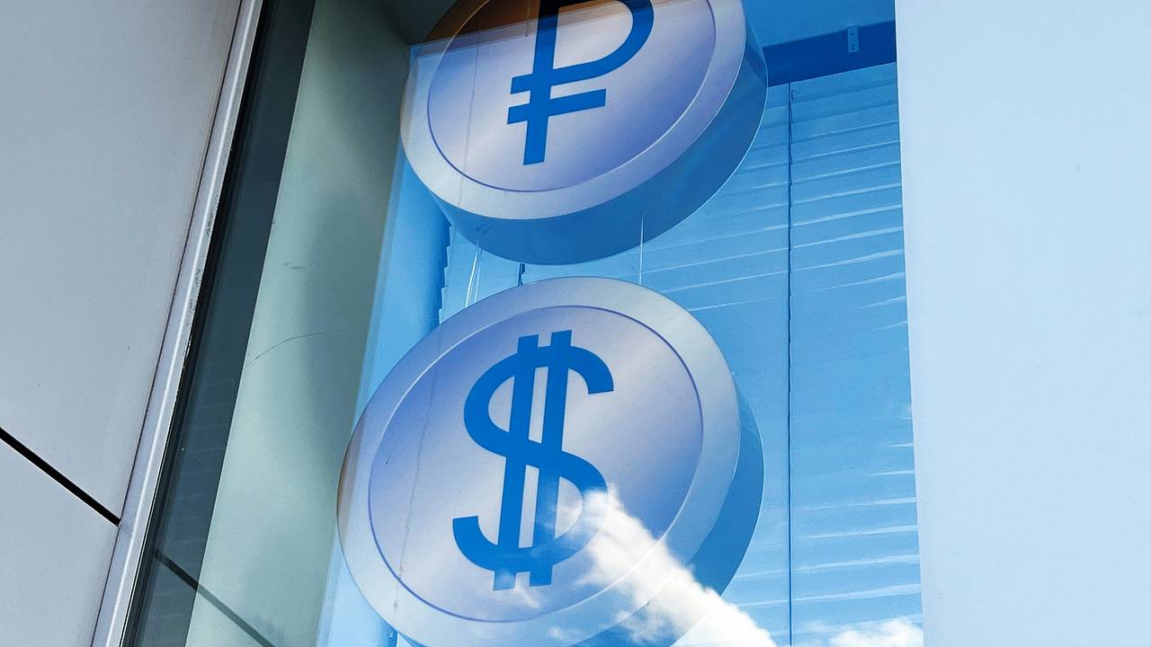 Официальный курс доллара к рублю продолжил снижаться