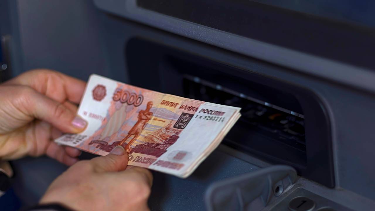Возможность появления в России сети банкоматов без комиссий оценили