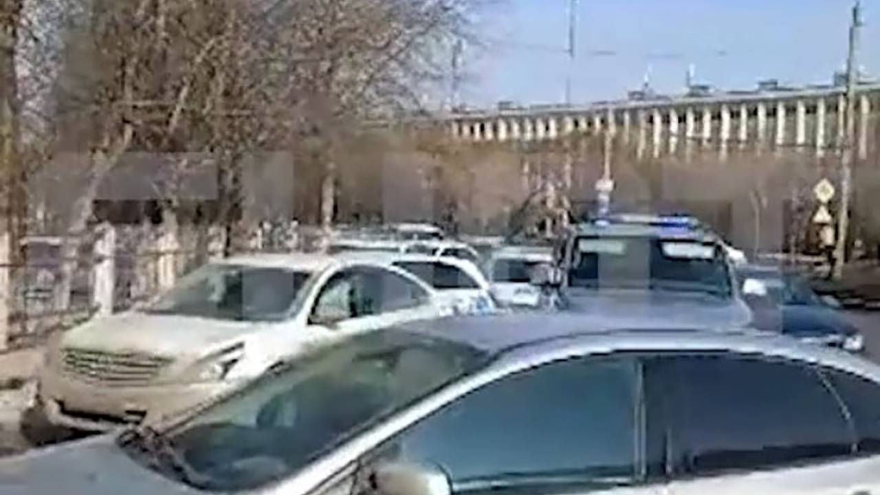 Обстановка возле российской школы после нападения подростка с арбалетом попала на видео