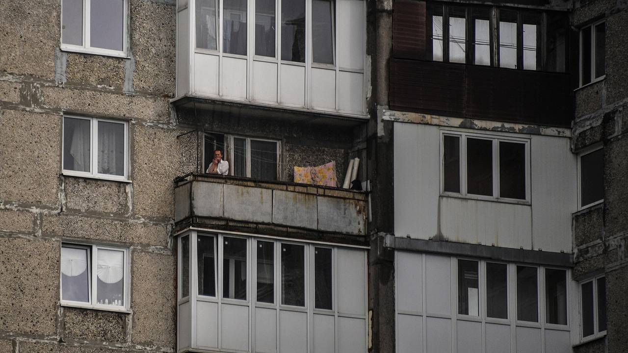 Россиянам назвали возможность получить деньги за дым от курящих соседей