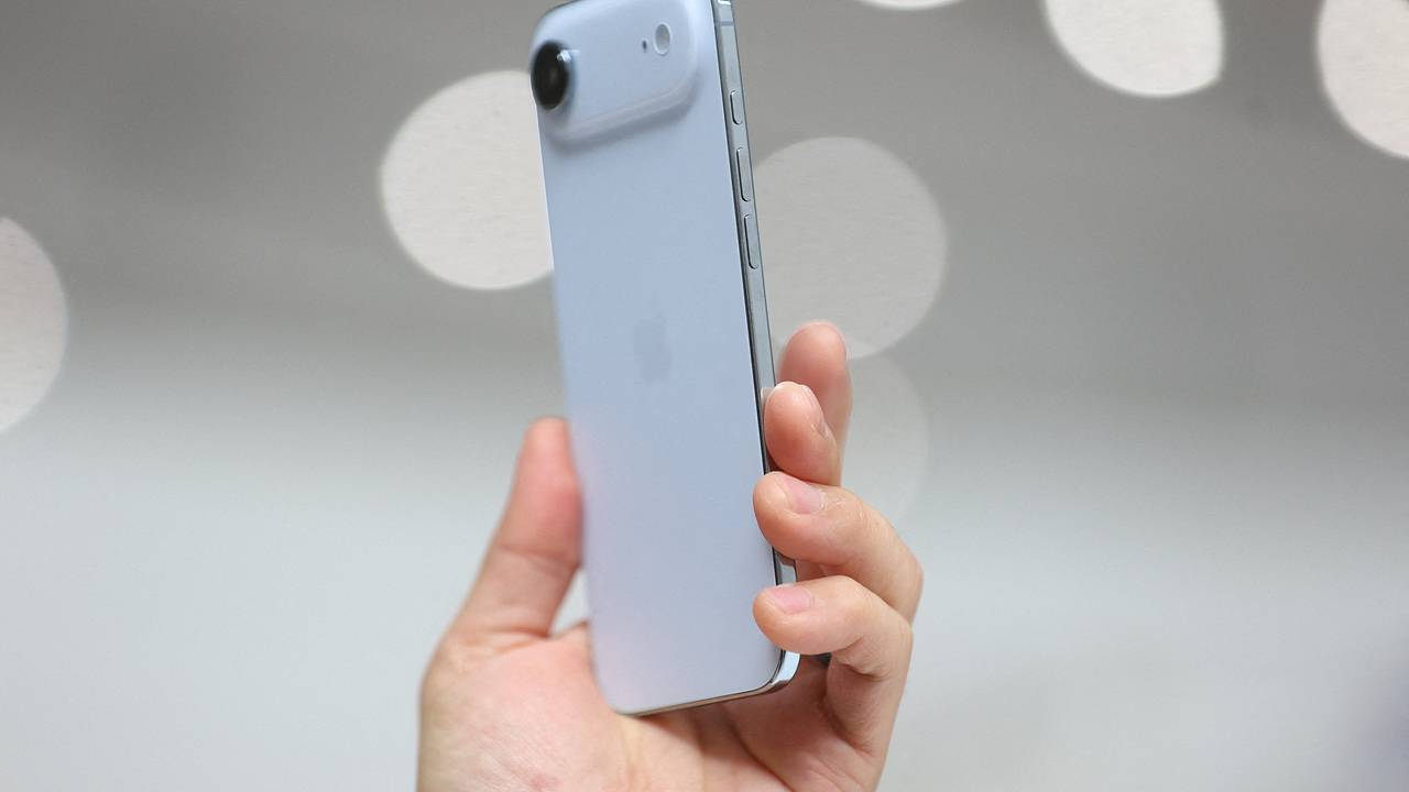 Дорогой и дешевый iPhone сравнили