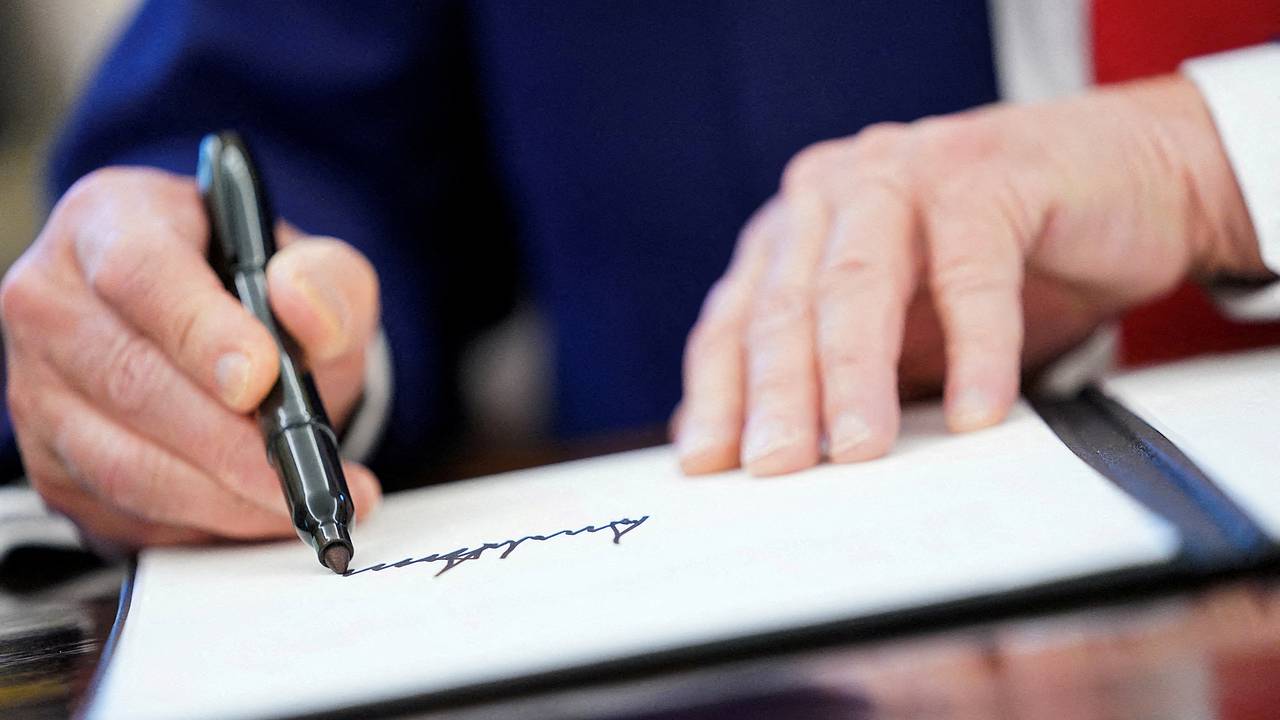 На американских долларах впервые появится подпись Трампа