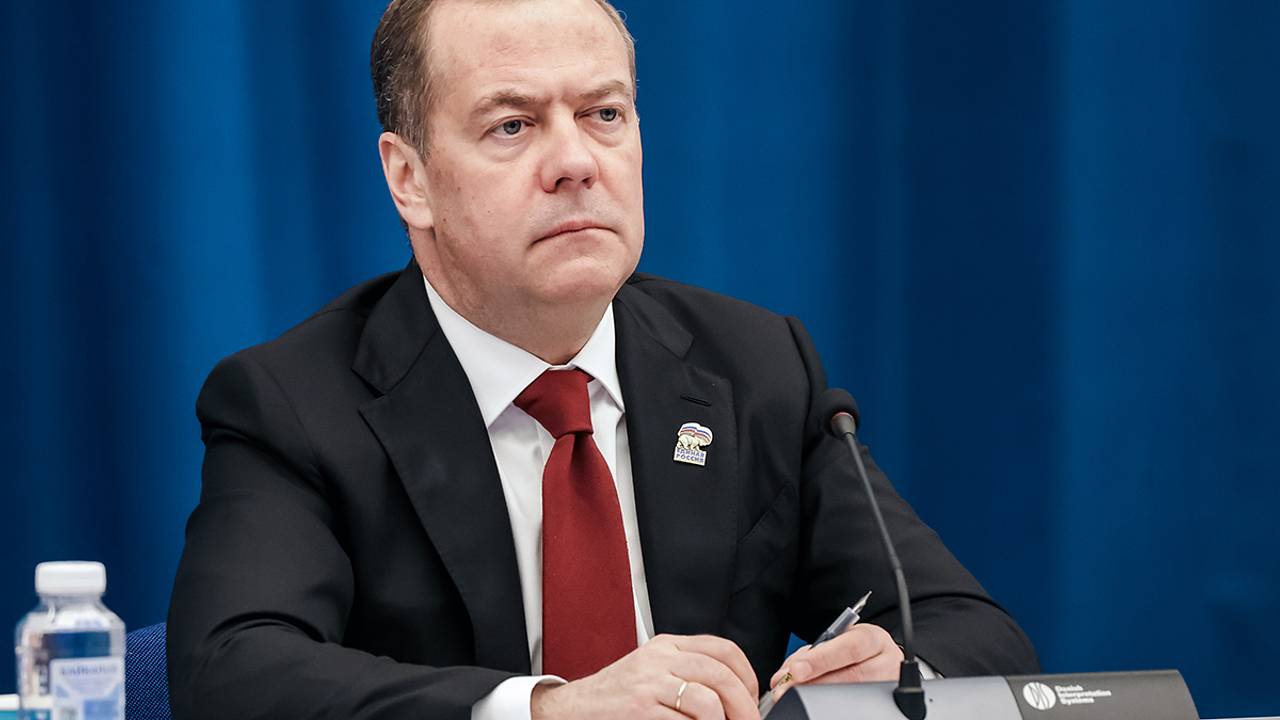 Медведев высказался о последствиях наземной операции в Иране для США
