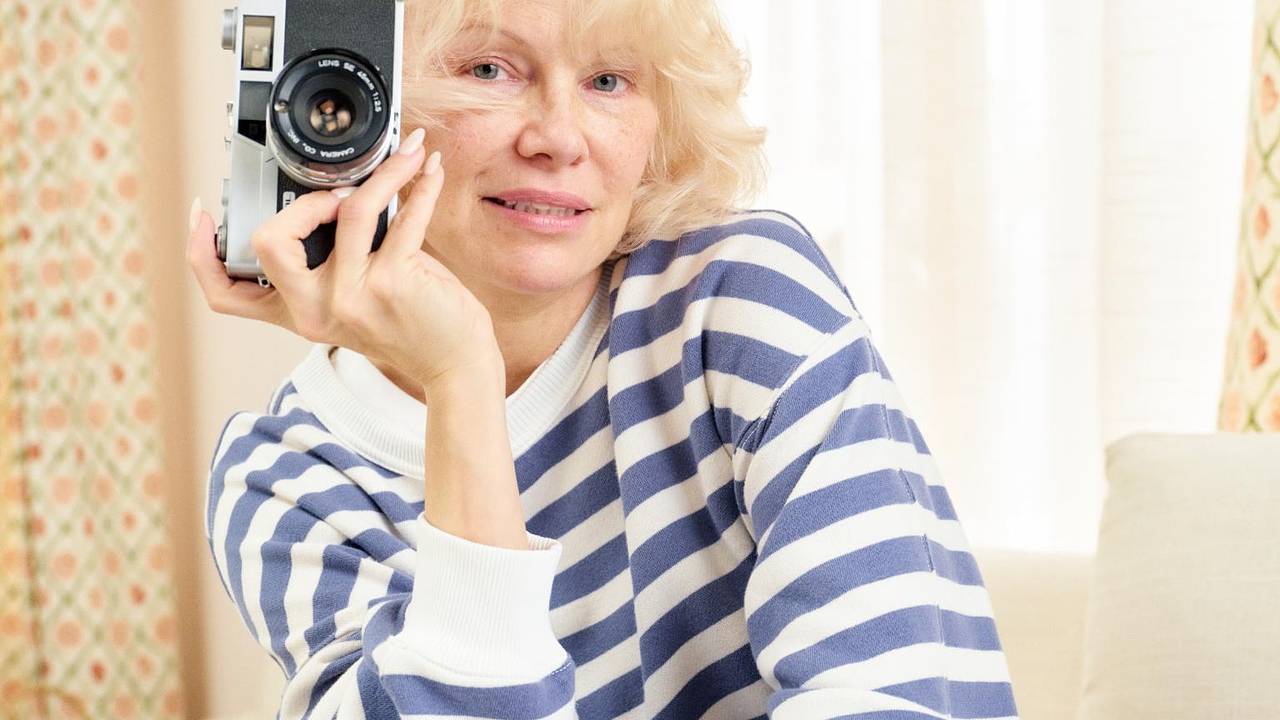58-летняя Памела Андерсон снялась в рекламе без макияжа ради борьбы с нейросетями
