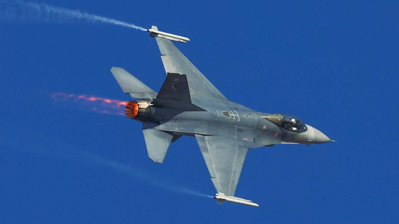 Американский истребитель F 16 совершил аварийную посадку Американский истребитель F 16 совершил аварийную посадку