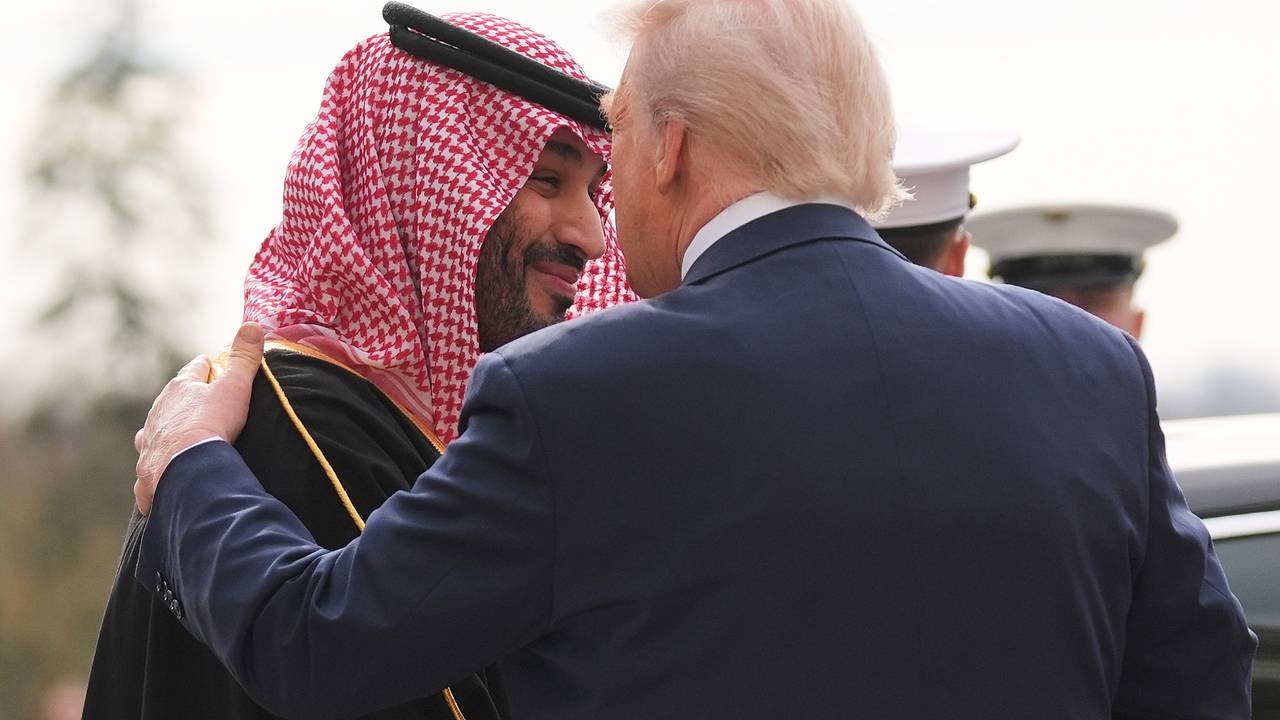 Трамп описал отношения с принцем Саудовской Аравии словами «будет целовать задницу» Трамп описал отношения с принцем Саудовской Аравии словами «будет целовать задницу»