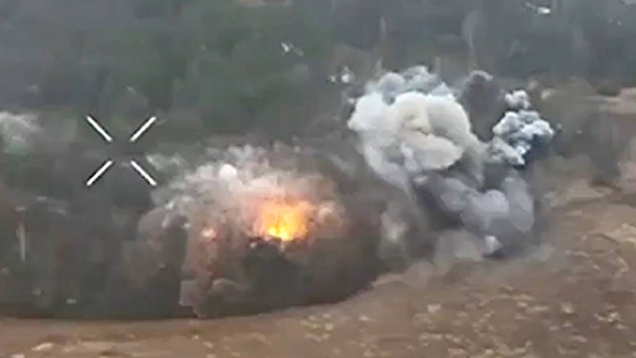 Мощный удар трехтонной авиабомбой по цеху с бронетехникой ВСУ сняли на видео