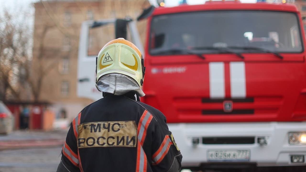 Украинский беспилотник врезался в жилую многоэтажку в российском городе