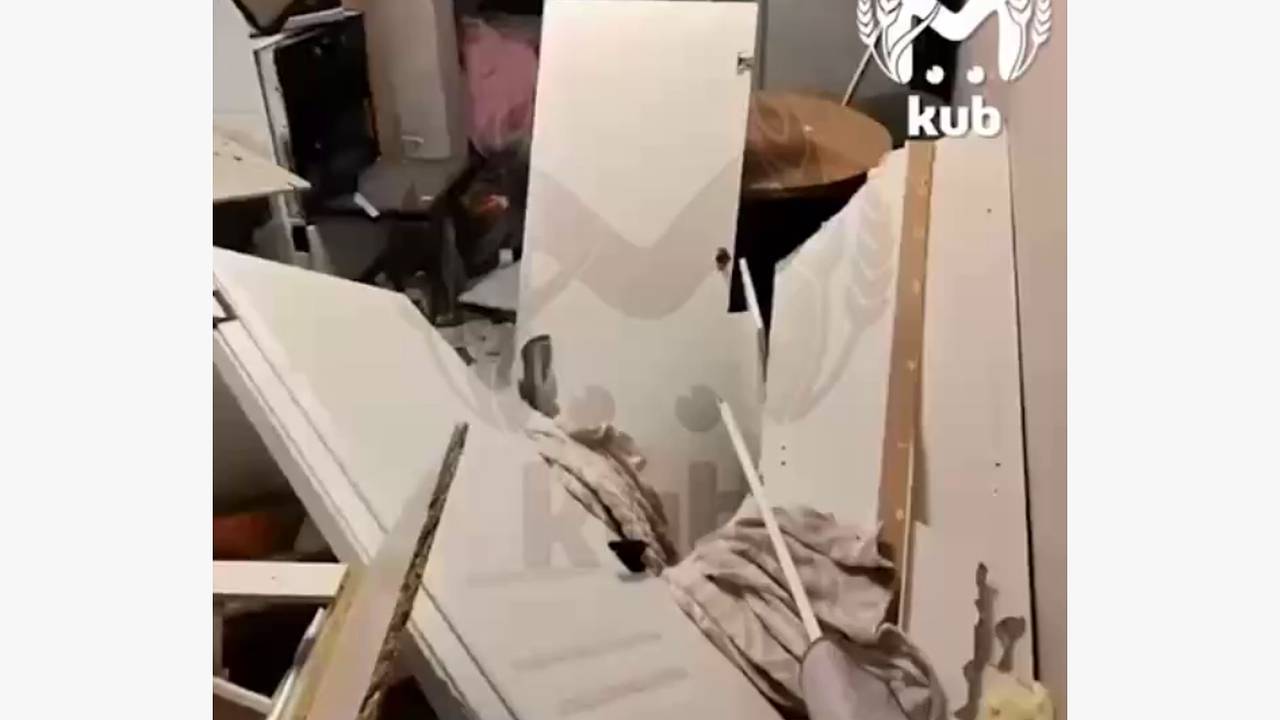Последствия падения обломков дрона в квартиру в российском городе попали на видео