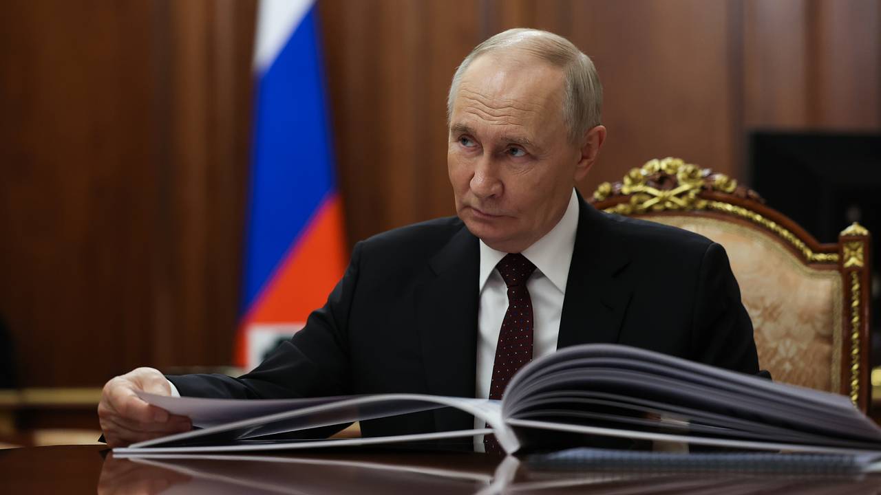 Путин призвал вытащить людей из бараков