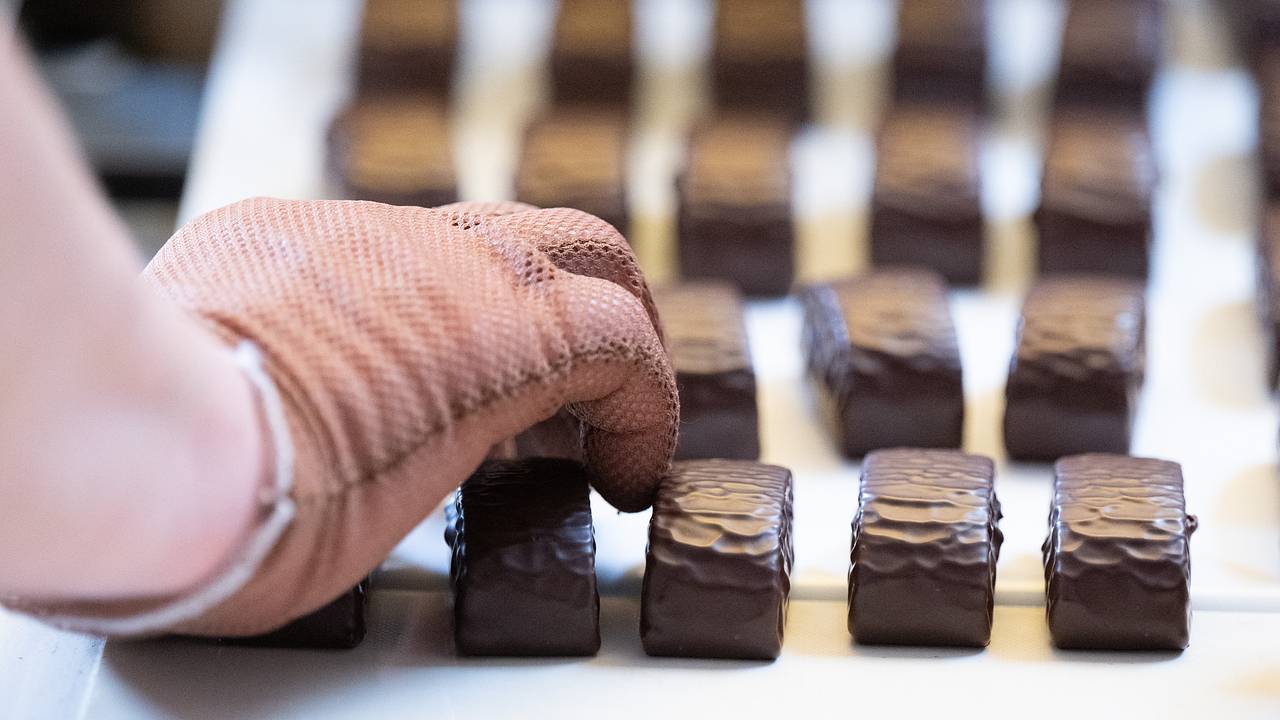 12 тонн шоколадных батончиков KitKat украли из грузовика на трассе