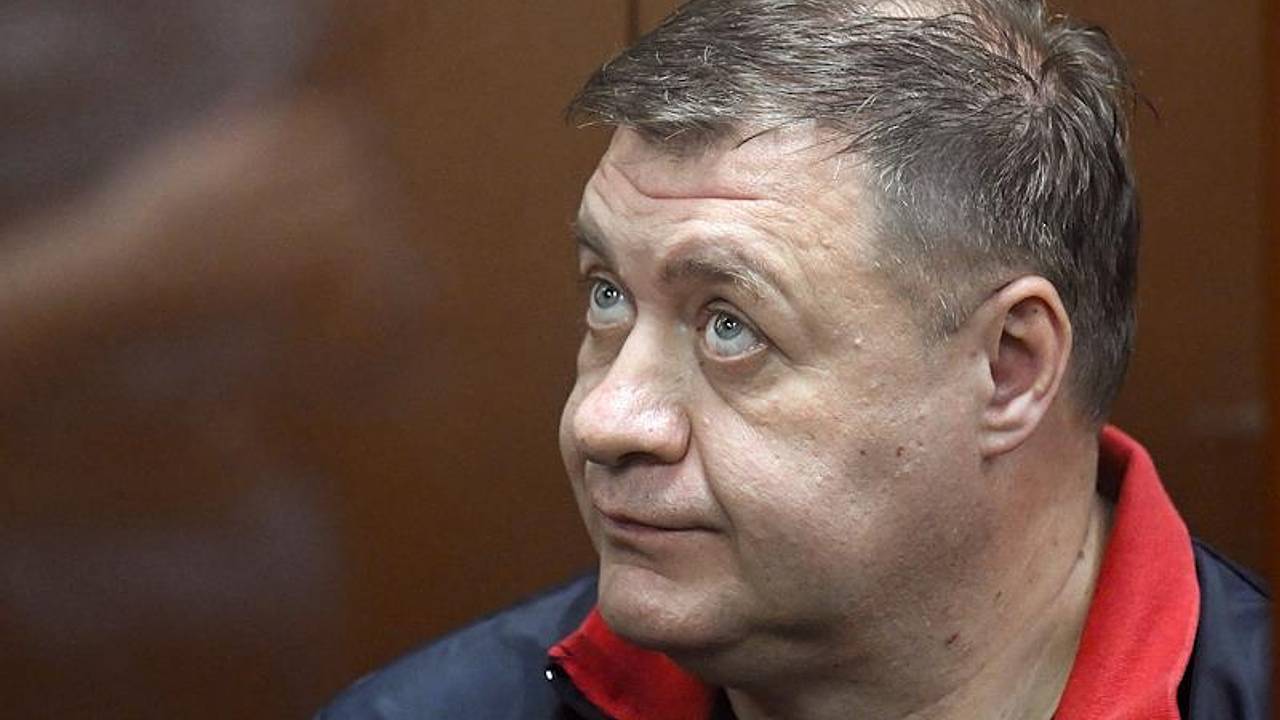 Плакавшему в суде экс-замгубернатора Курской области запросили многолетний приговор