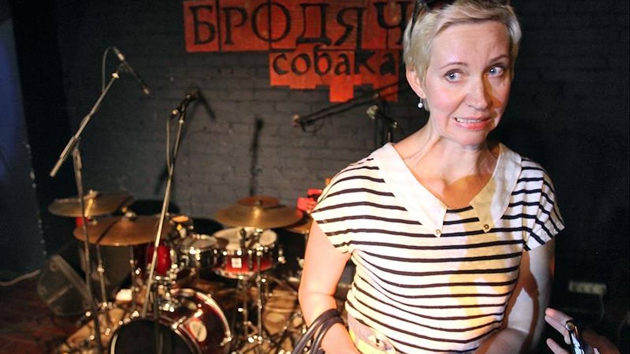 Уехавшая из России Лазарева пожаловалась на «облапавшего» ее в подъезде мужчину