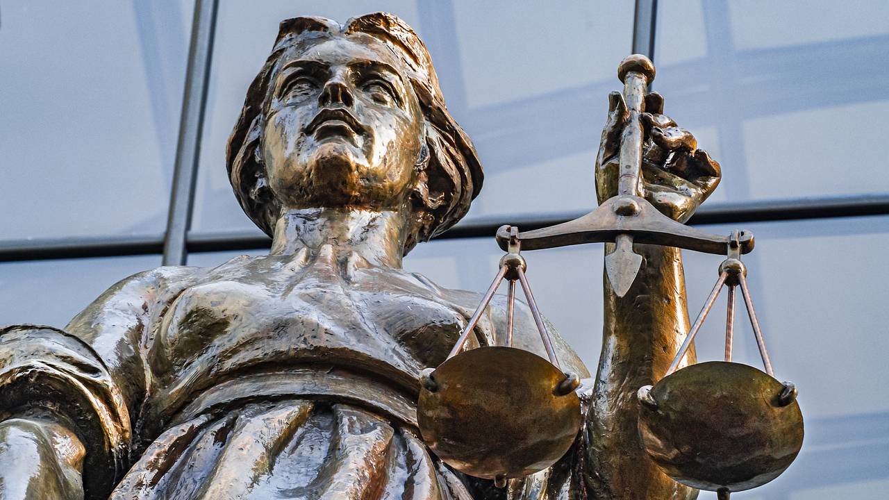 Заявивший о принуждении к взяткам экс-замгубернатора заплакал в суде
