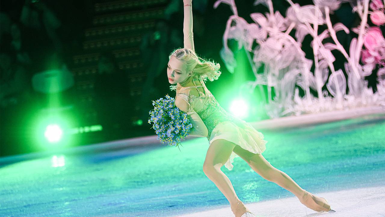 Отец избитой матерью фигуристки объяснил перевод дочери на домашнее обучение