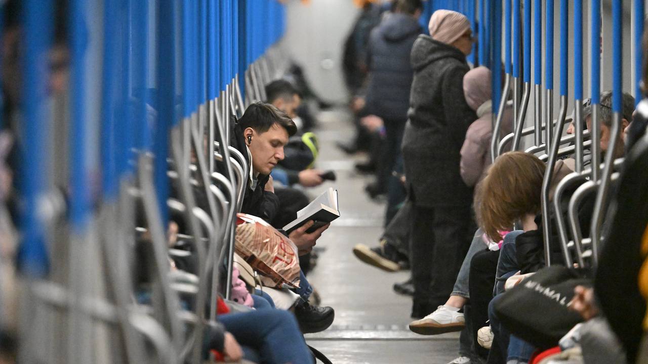 Молодой человек оригинально проехался в московском метро и попал на видео