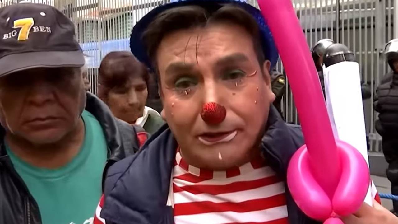 В одной стране клоуны вышли на улицу с протестом В одной стране клоуны вышли на улицу с протестом