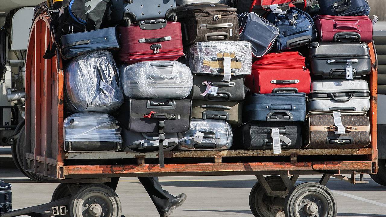 Грузчик российского аэропорта вытащил драгоценности из сумки пассажира