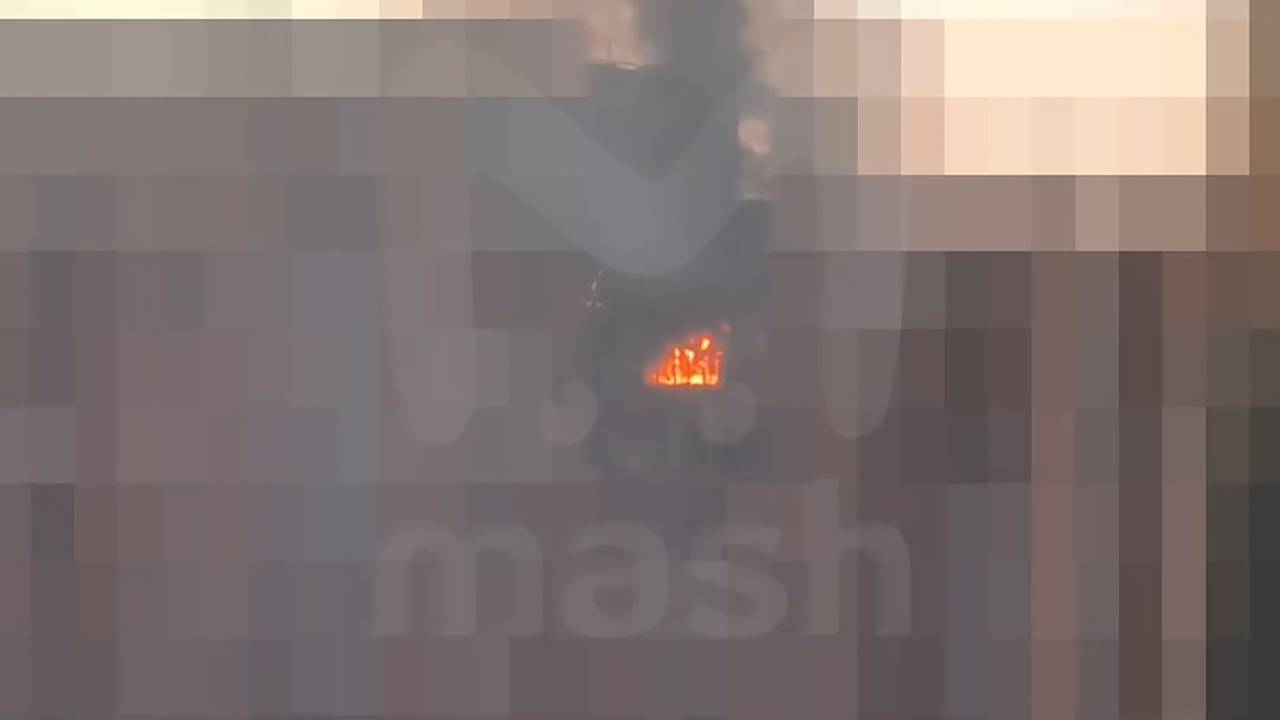 Пожар в многоэтажке после удара ВСУ по региону в 1500 километрах от границы попал на видео