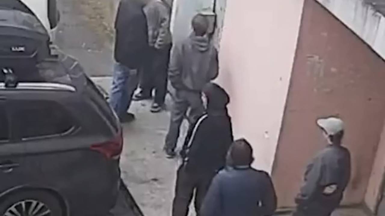 Школьники разгромили подъезд в российском городе и попали на видео