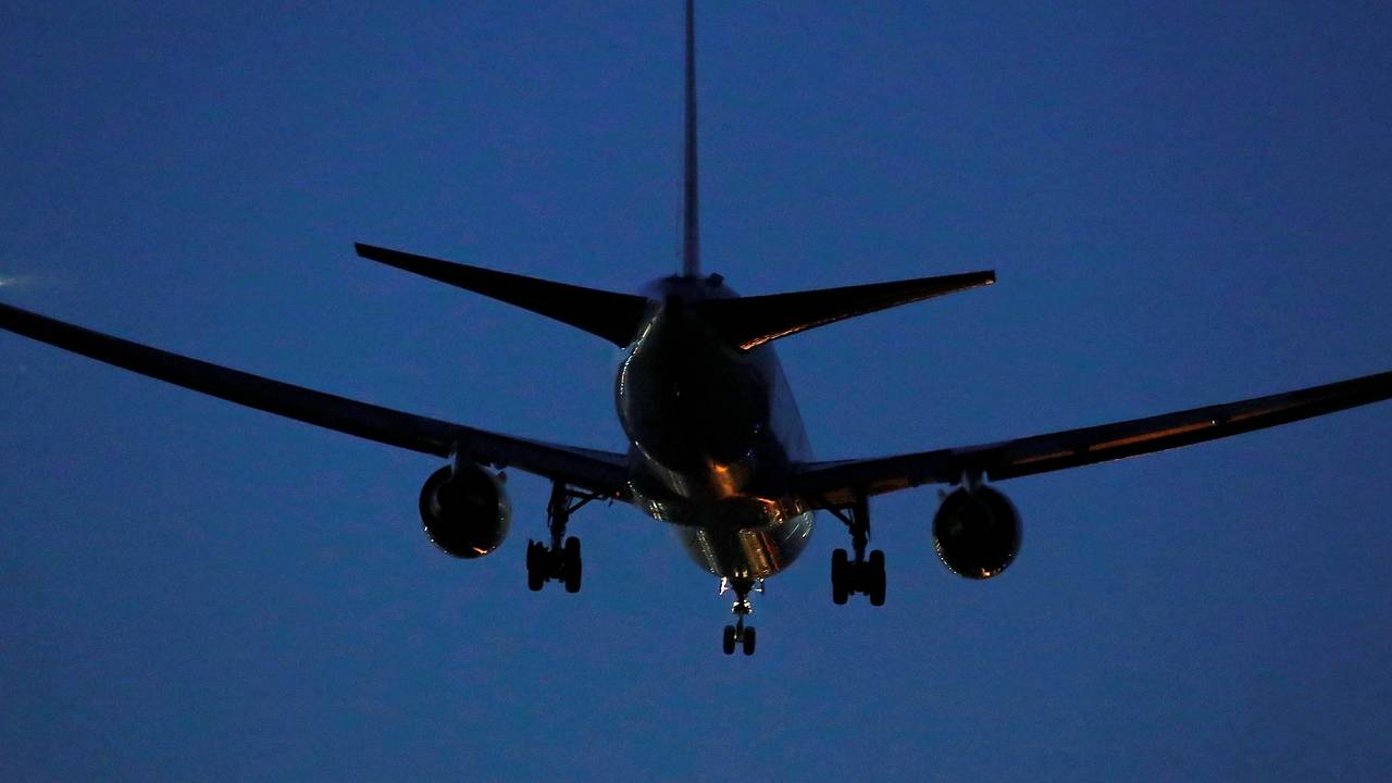Самолет с десятками пассажиров совершил аварийную посадку из-за проблемы с управлением
