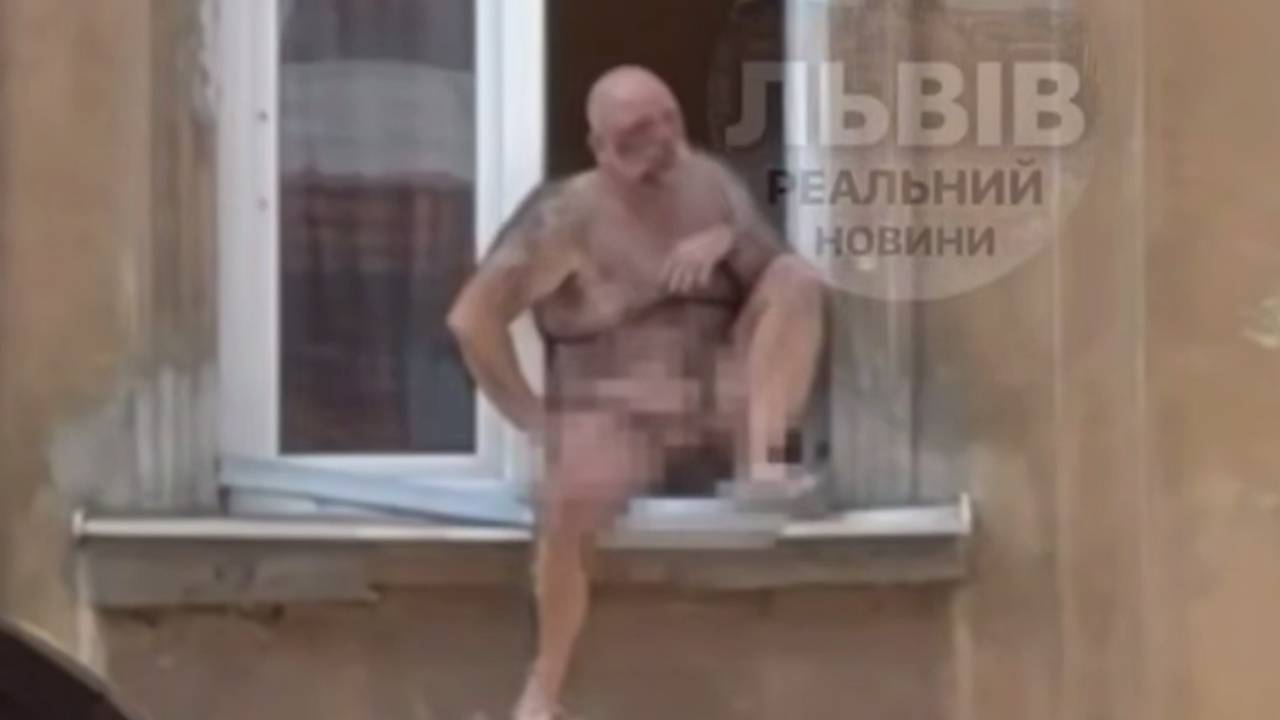 Голый американец залез на окно во Львове и показал нацистское приветствие