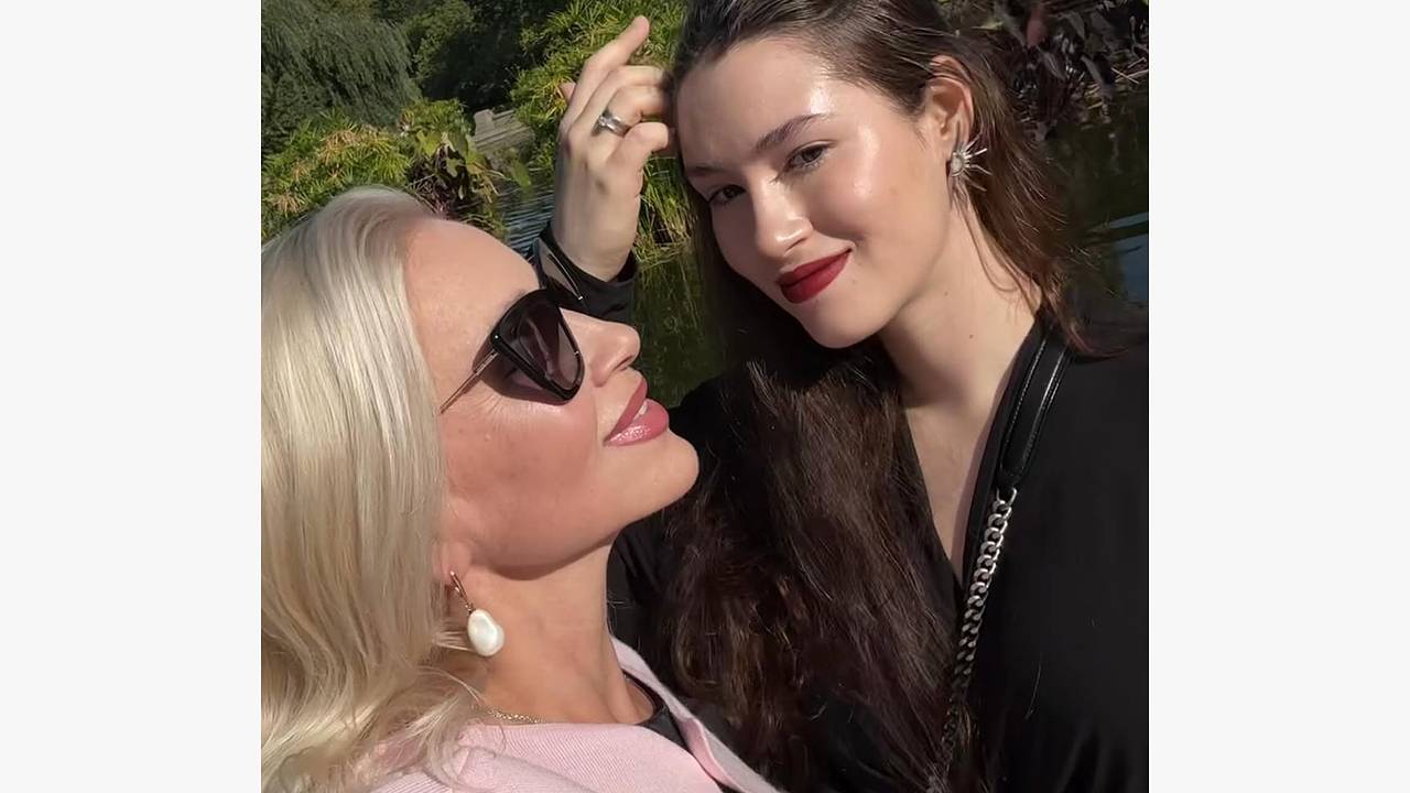 Бывшая возлюбленная Бориса Немцова показала фото их отметившей 24-летие дочери