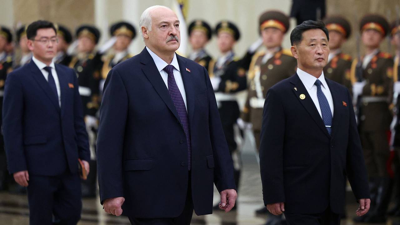 Лукашенко подарил хоккеистам минского «Динамо» набор продуктов