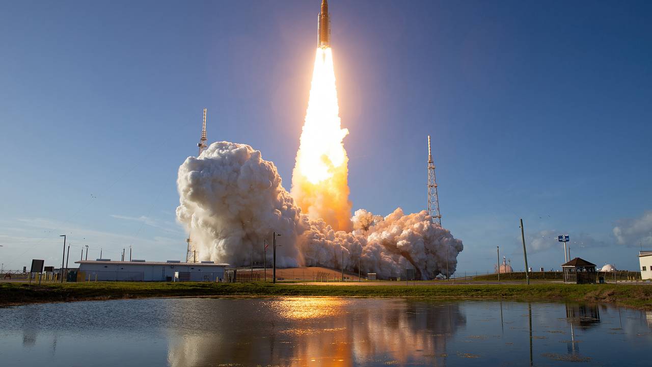 Корабль миссии Artemis II вышел на траеторию к Луне